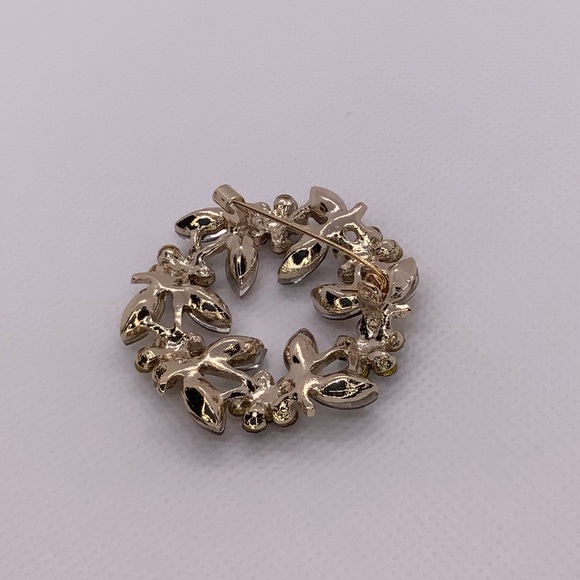 Elegant Brooch with different shiny cubic zirconia crystals - Picture 7 of 8